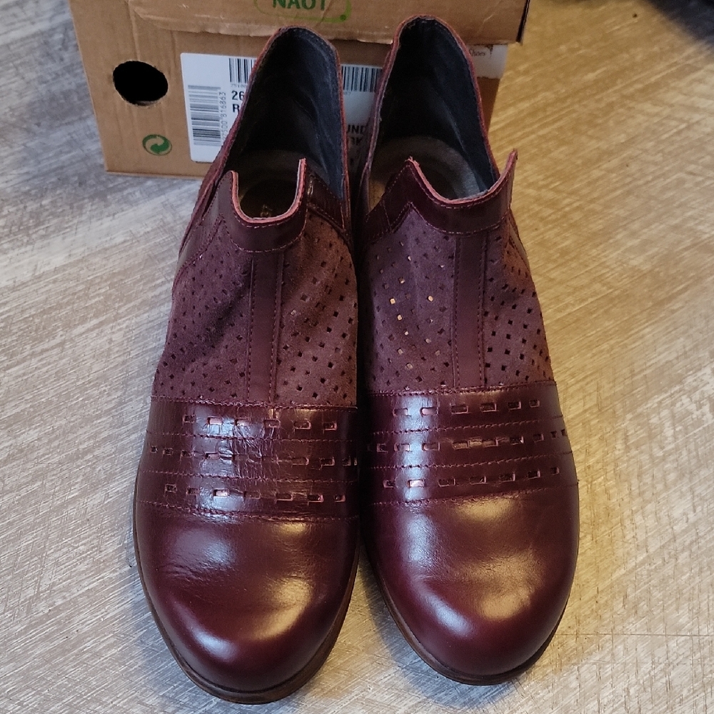 Women's Naot Bootie In Burgandy